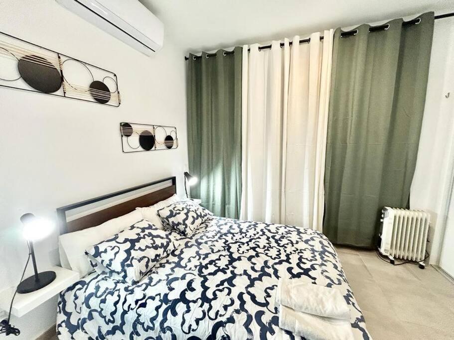 馬德里的住宿－Metro Avenida de América 01，一间卧室配有一张带黑白色棉被的床