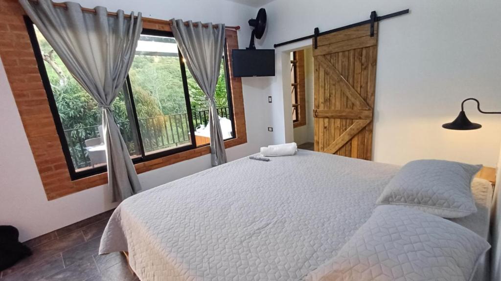 Postel nebo postele na pokoji v ubytování Casa Rural Villa Milú