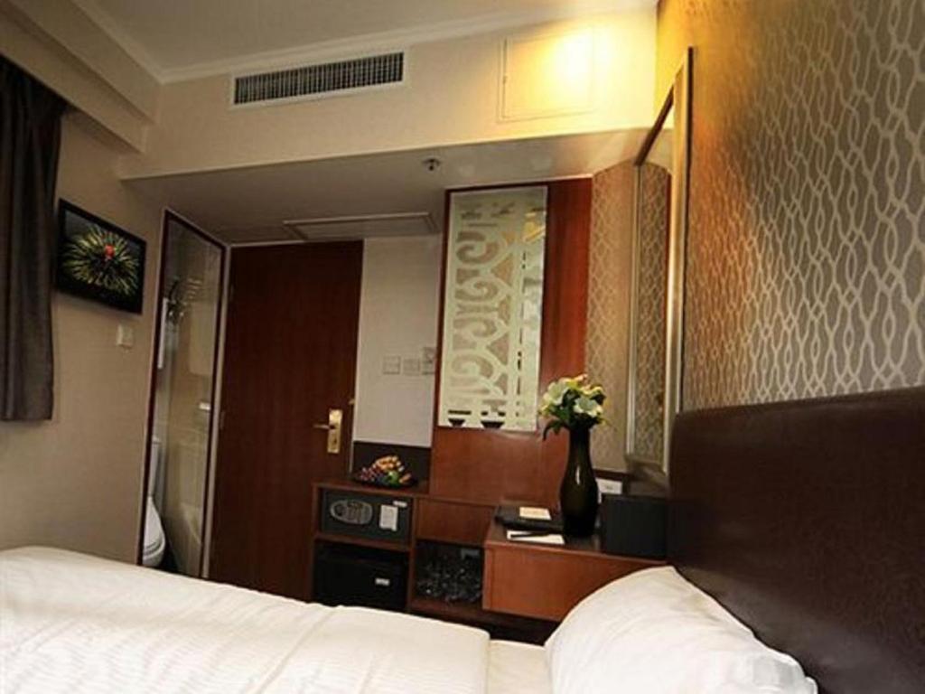 Postel nebo postele na pokoji v ubytování Lander Hotel Prince Edward