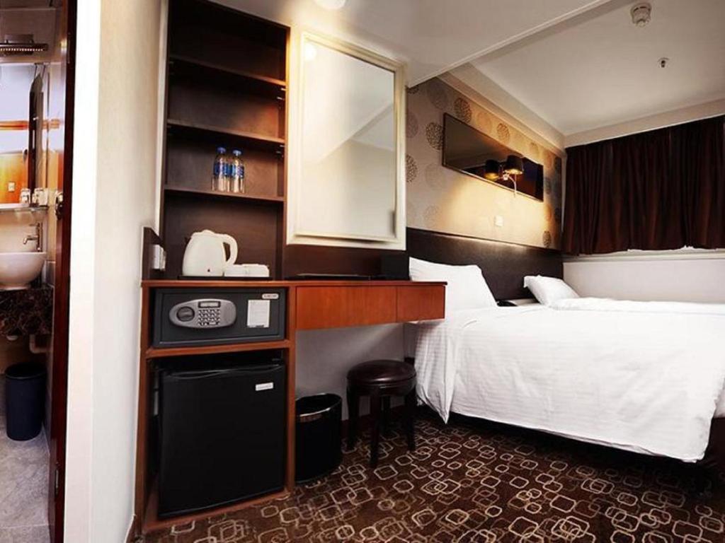 Postel nebo postele na pokoji v ubytování Lander Hotel Prince Edward