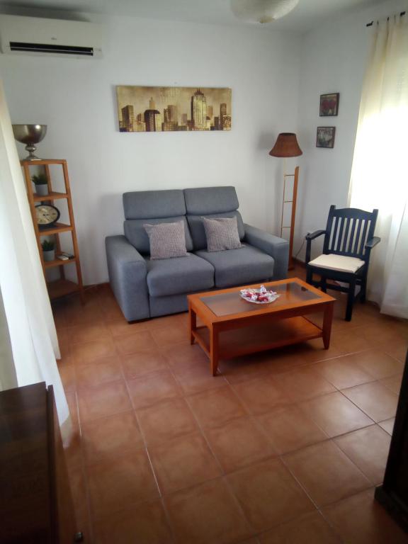 sala de estar con sofá y mesa de centro en atico centrico nervion, en Sevilla