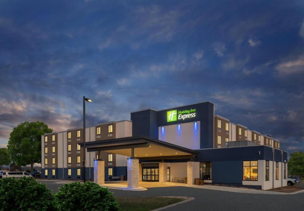 a building with a sign on the front of it at Holiday Inn Express - Minneapolis West - Plymouth, an IHG Hotel in Plymouth