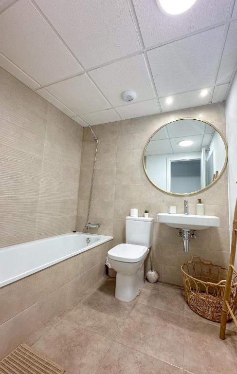łazienka z toaletą, umywalką i lustrem w obiekcie OCEAN APARTAMENT !! 1ª Línea del Mar, piscina, parking, wifi w mieście Mojácar