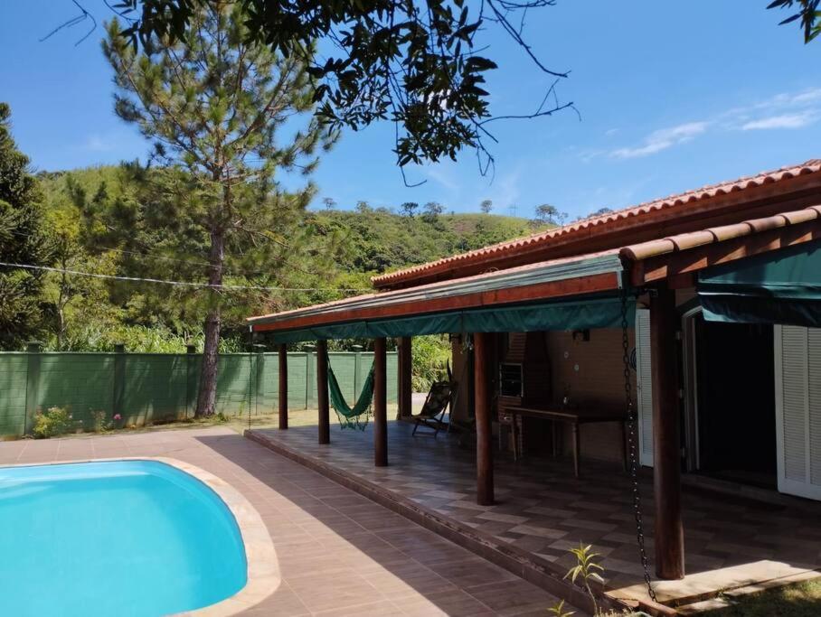 Casa con piscina y terraza de madera en Casa completa em meio à natureza, en Passa Quatro