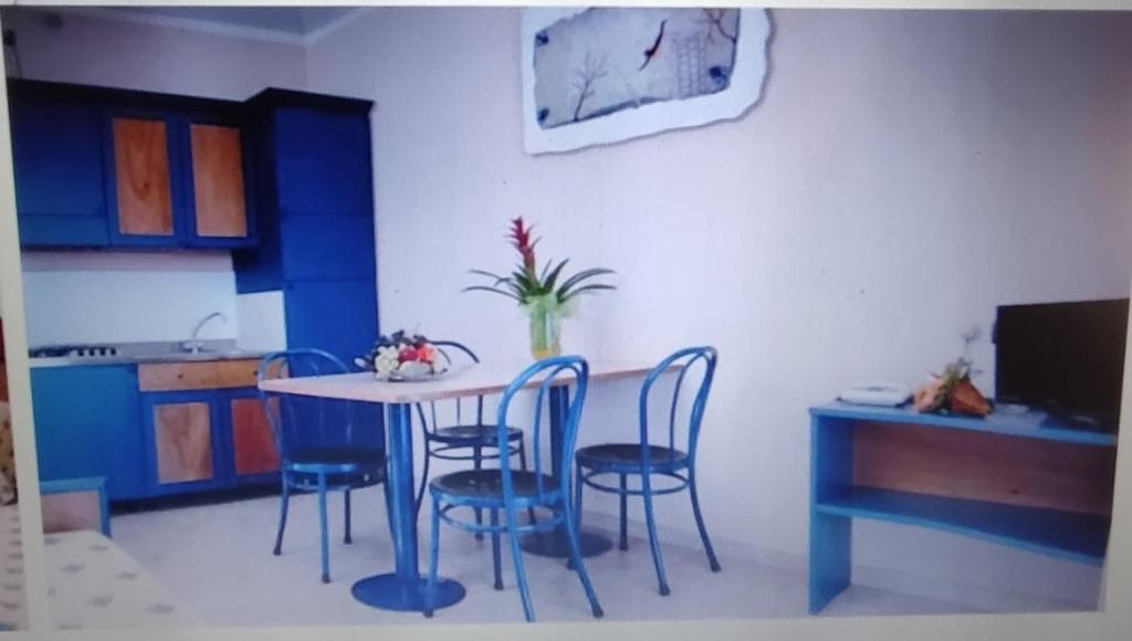 cocina con mesa, sillas y escritorio en Akiris, en Nova Siri Marina