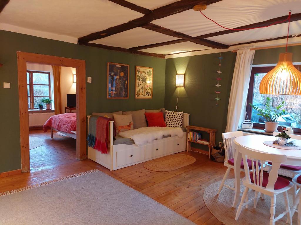 ein Wohnzimmer mit einem Sofa und einem Tisch in der Unterkunft Gemütliches Studio-Apartment in Ostseenähe - Cosy Wulfi in Probsteierhagen