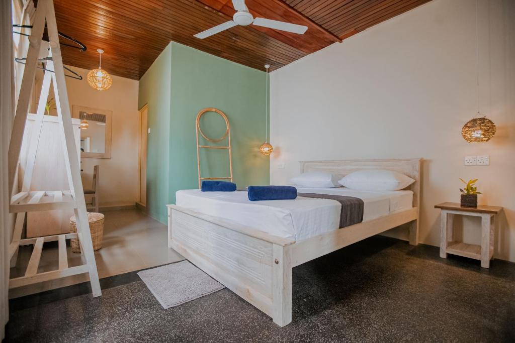 um quarto com uma cama grande e uma escada em Drop Inn Hostels em Colombo