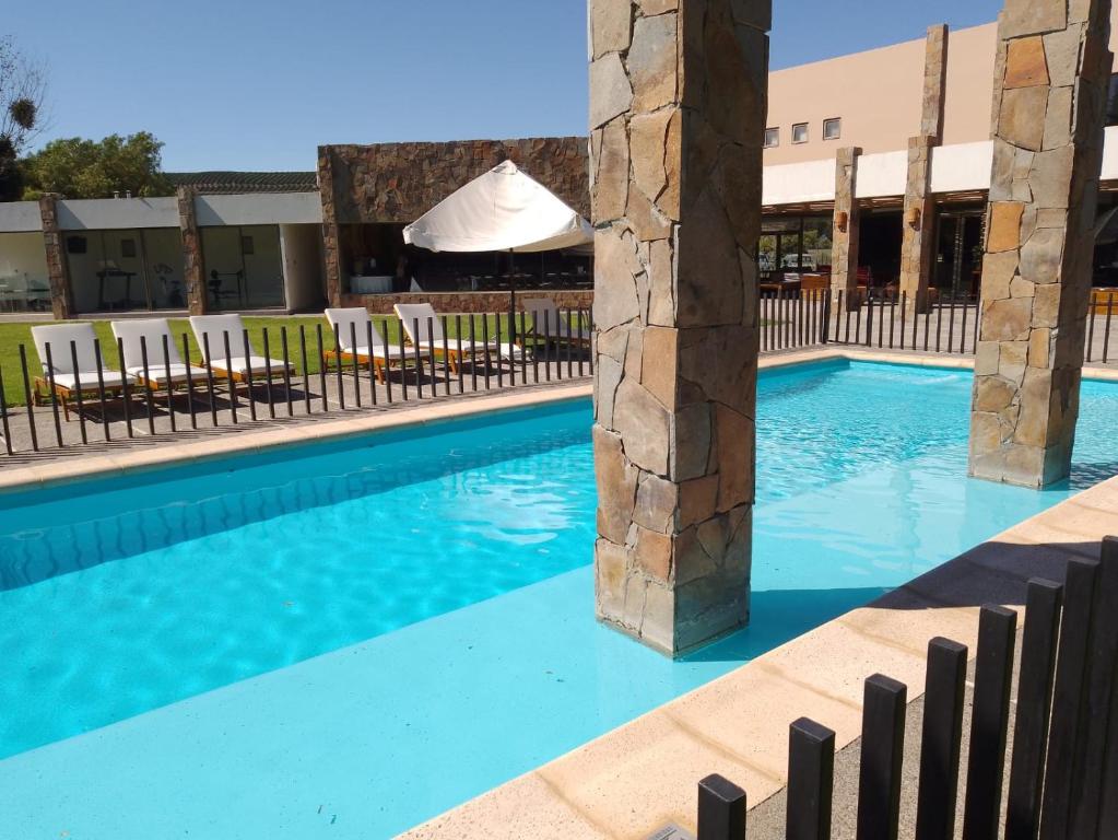 une piscine d'eau bleue dans un hôtel dans l'établissement Hotel Limari, à Ovalle