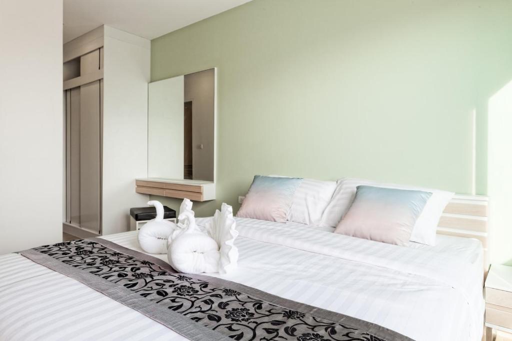 En eller flere senge i et værelse på 1bedroom apartment infinity pool, Gym, walk to lovely Naiyang Beach