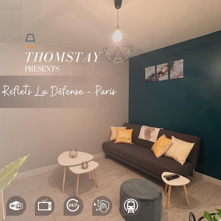 un salon avec un canapé et une table dans l'établissement Reflets la Défense-Paris - Wifi - Tout équipé - Self Checkin, à Bois-Colombes