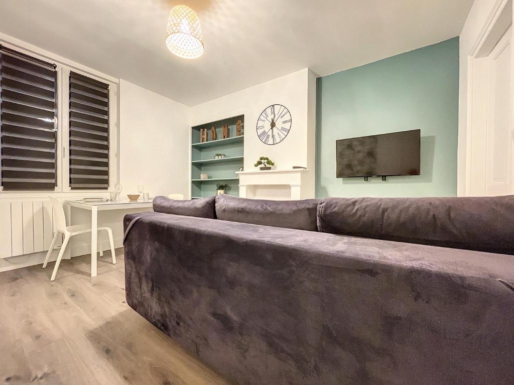 Televízia a/alebo spoločenská miestnosť v ubytovaní Coeur de ville, T2 cosy & élégant
