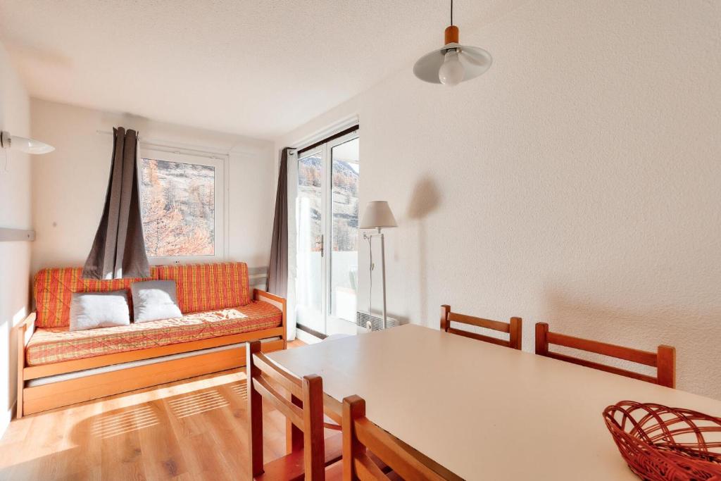 un salon avec un canapé et une table dans l'établissement Résidence L'Eyssina - maeva Home - Appartement 3 Pièces 6 Personnes Prestige MAE-3088, à Vars
