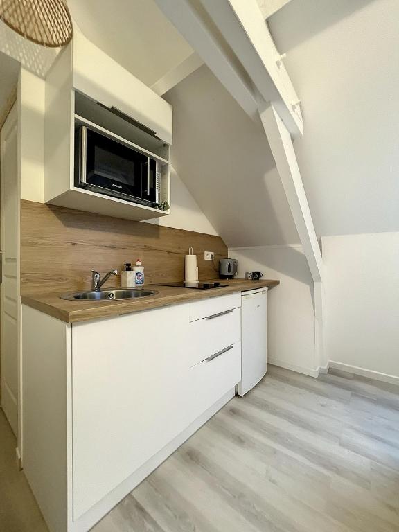 Kuchyňa alebo kuchynka v ubytovaní Coeur de ville, T2 cosy & élégant