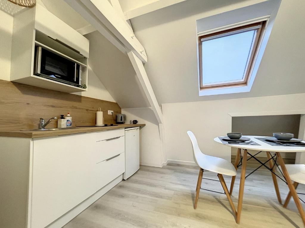 Kuchyňa alebo kuchynka v ubytovaní Coeur de ville, T2 cosy & élégant