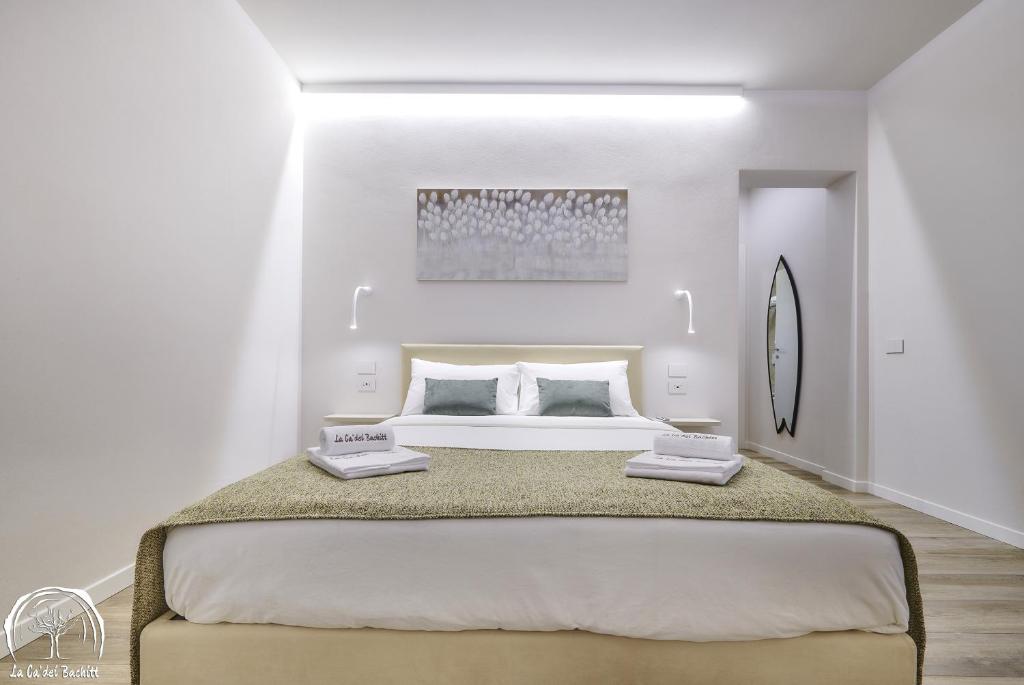 Een bed of bedden in een kamer bij FORESTERIA GUESTHOUSE CA' DEI BACHITT