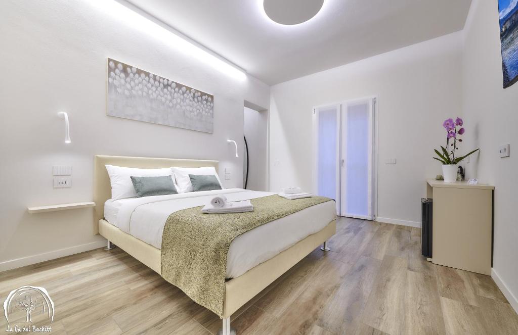 Een bed of bedden in een kamer bij FORESTERIA GUESTHOUSE CA' DEI BACHITT