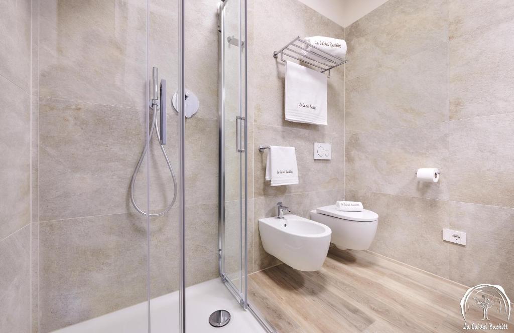 Een badkamer bij FORESTERIA GUESTHOUSE CA' DEI BACHITT
