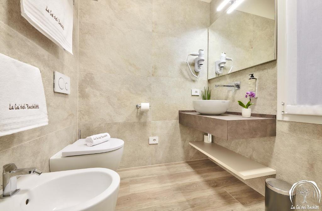 Een badkamer bij FORESTERIA GUESTHOUSE CA' DEI BACHITT