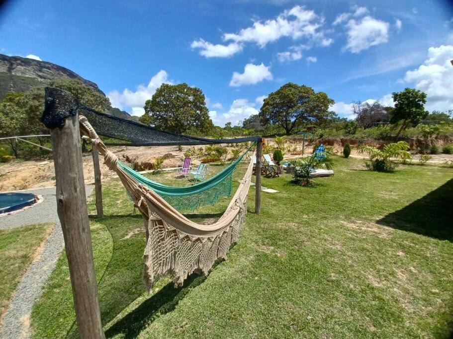 - un hamac dans une cour avec un jardin dans l'établissement Casa Rustica na Chapada Diamantina - Recanto Morro do Sobrado, à João Pessoa