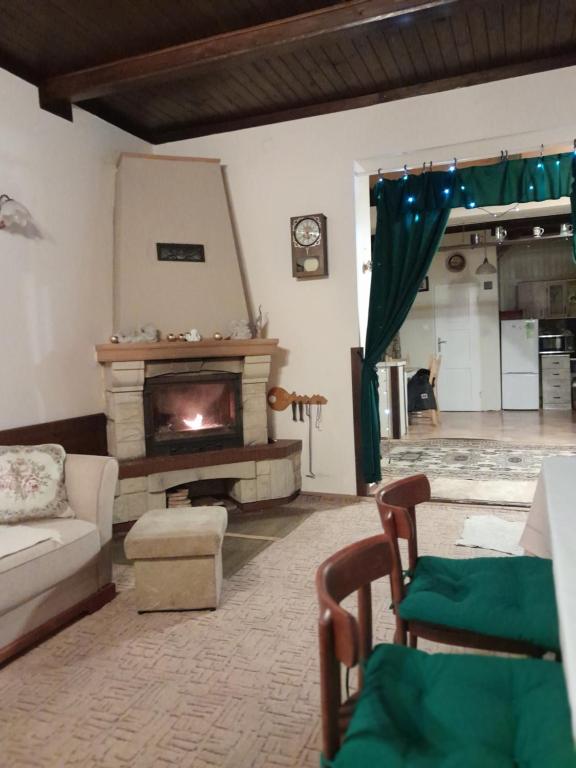 Dom w Milówce في ميلوفكا: غرفة معيشة مع أريكة ومدفأة