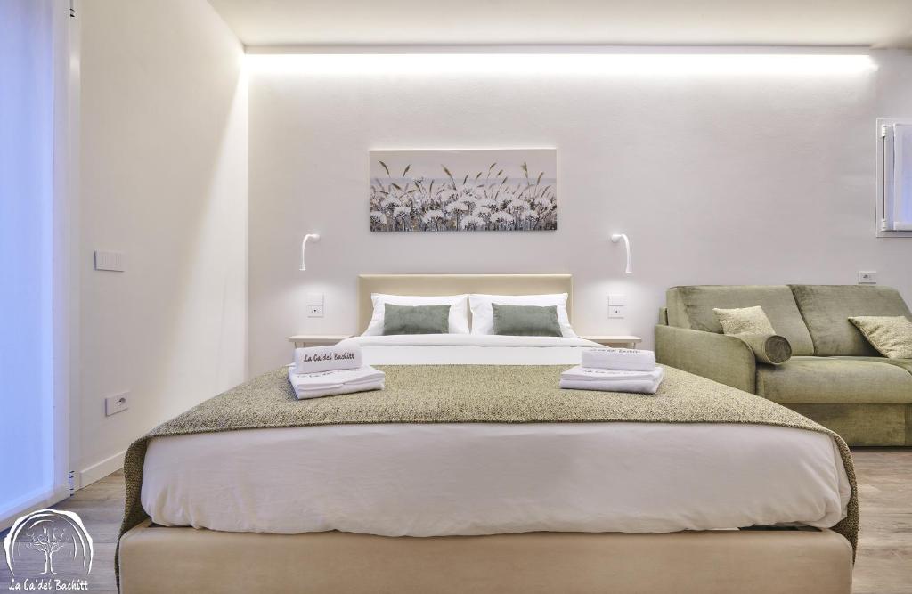 Een bed of bedden in een kamer bij FORESTERIA GUESTHOUSE CA' DEI BACHITT
