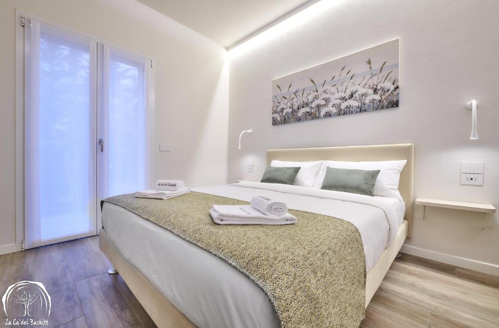 Een bed of bedden in een kamer bij FORESTERIA GUESTHOUSE CA' DEI BACHITT