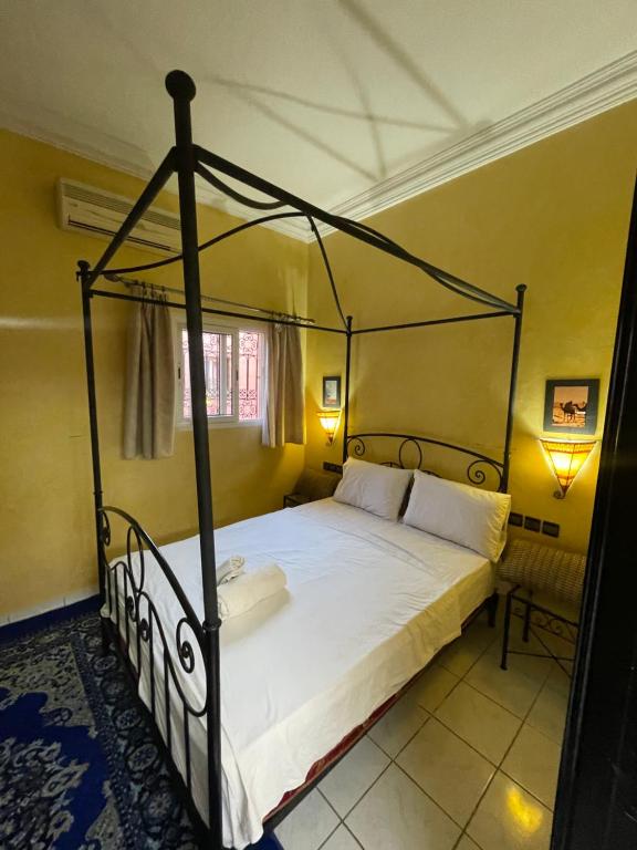Кровать или кровати в номере Riad Palmeraie