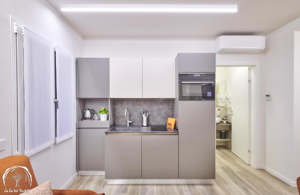 Een keuken of kitchenette bij FORESTERIA GUESTHOUSE CA' DEI BACHITT