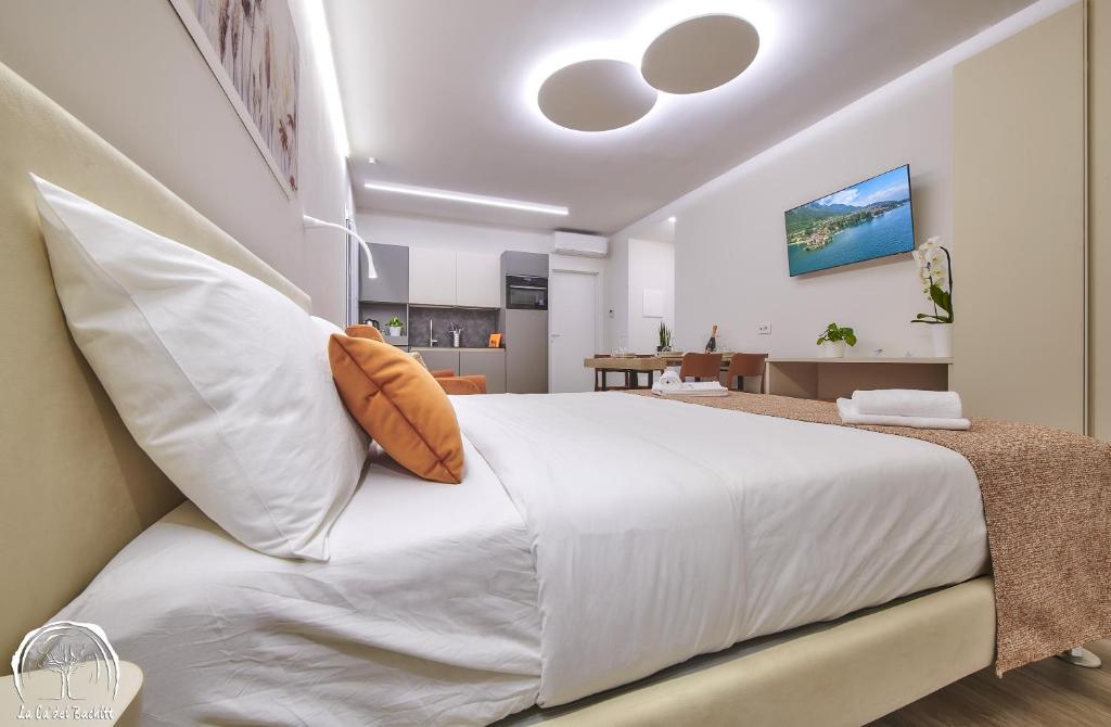 Een bed of bedden in een kamer bij FORESTERIA GUESTHOUSE CA' DEI BACHITT