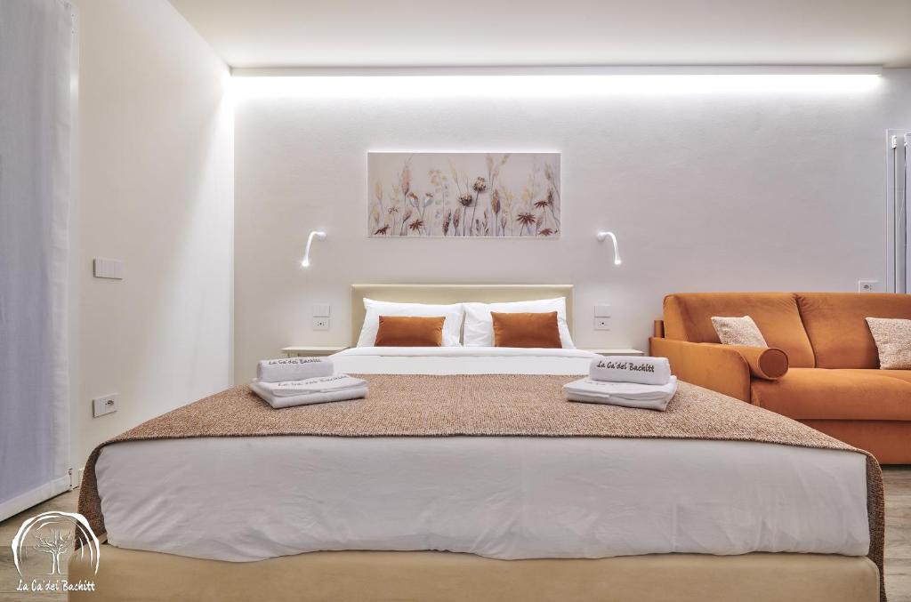 Een bed of bedden in een kamer bij FORESTERIA GUESTHOUSE CA' DEI BACHITT