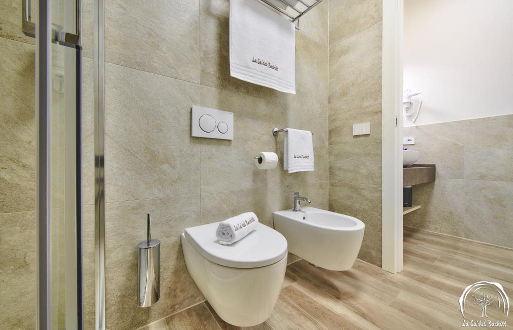 Een badkamer bij FORESTERIA GUESTHOUSE CA' DEI BACHITT