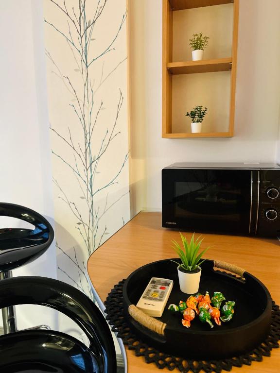 a table with a plate of food in front of a microwave at Henriett’s cosy places in Satu Mare
