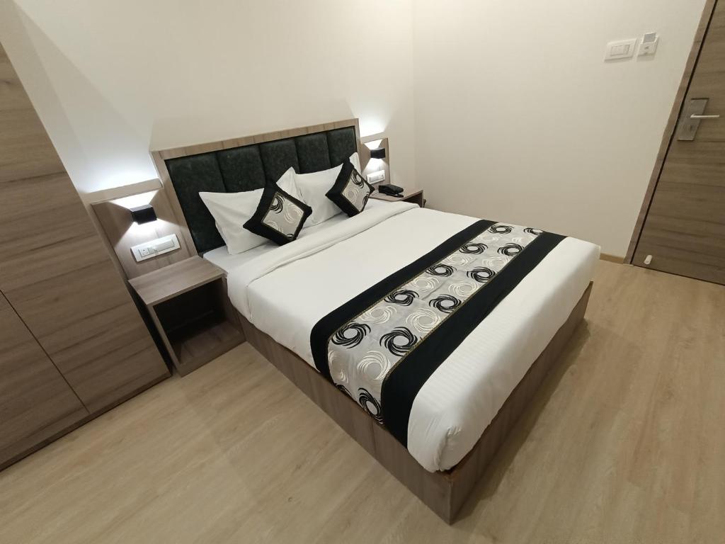 Postel nebo postele na pokoji v ubytování Hotel Beverly Palace Santacruz - Near BKC - Mumbai Airport T1