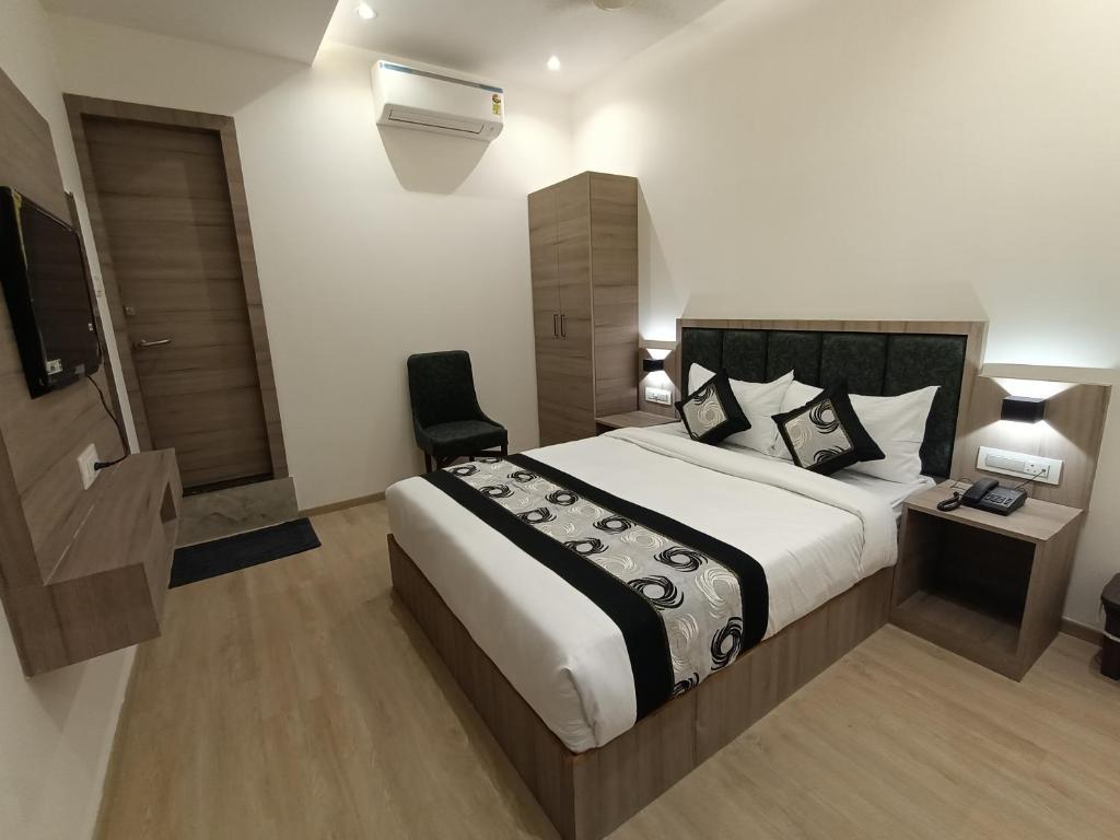 Postel nebo postele na pokoji v ubytování Hotel Beverly Palace Santacruz - Near BKC - Mumbai Airport T1