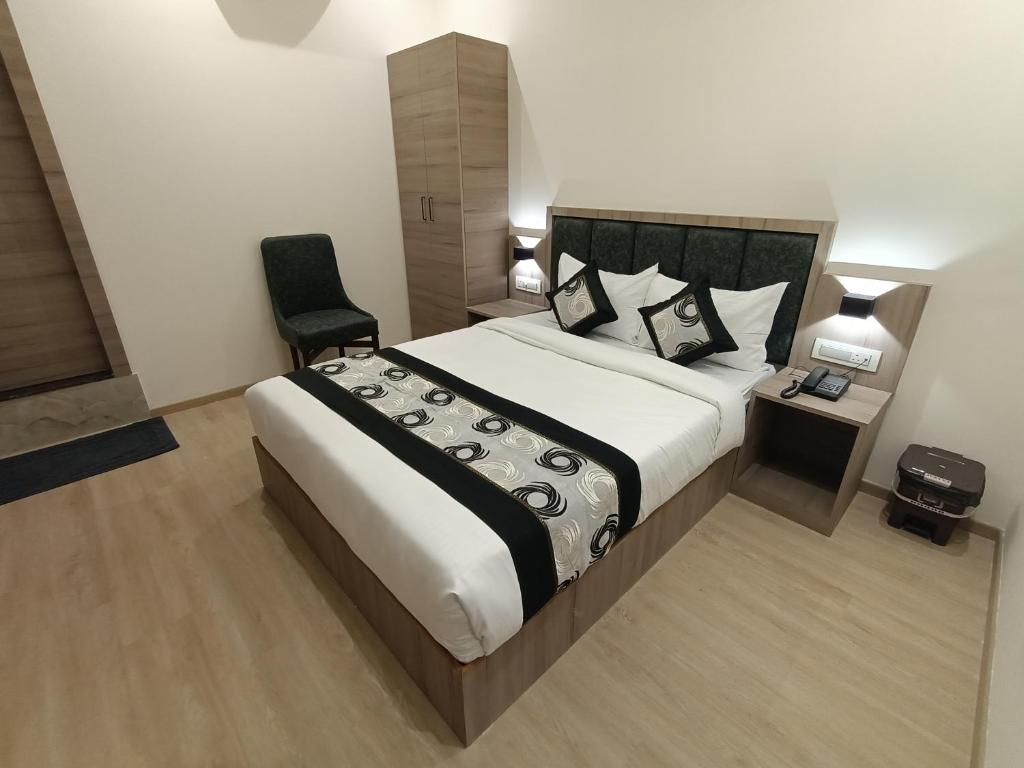 Postel nebo postele na pokoji v ubytování Hotel Beverly Palace Santacruz - Near BKC - Mumbai Airport T1