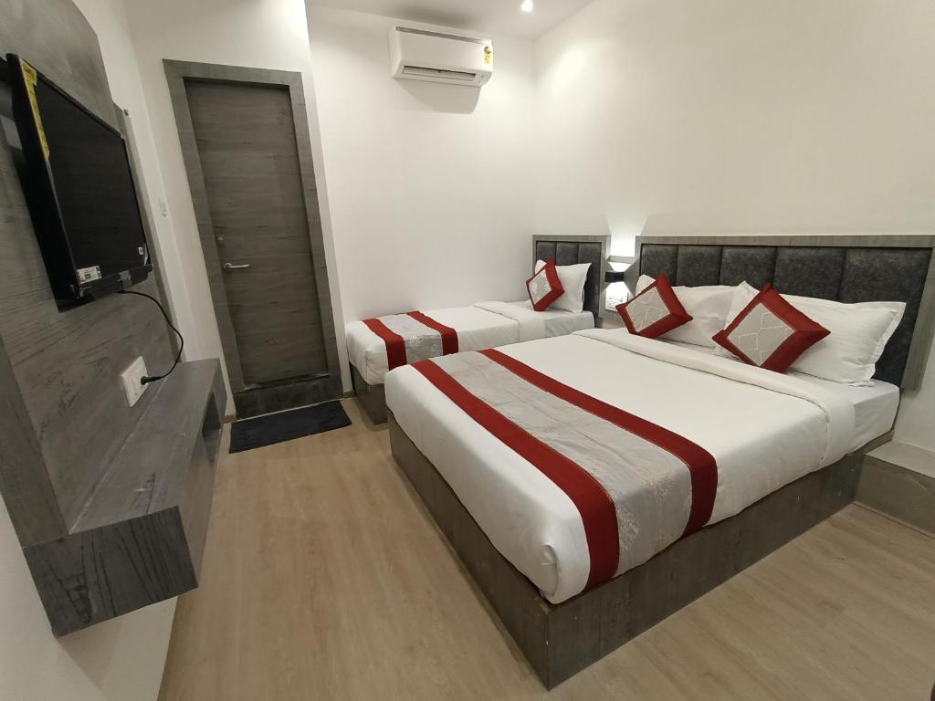 Postel nebo postele na pokoji v ubytování Hotel Beverly Palace Santacruz - Near BKC - Mumbai Airport T1