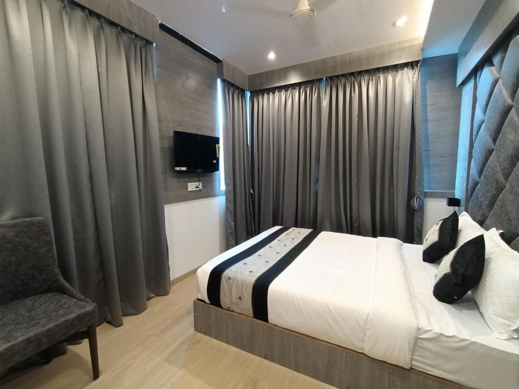 Postel nebo postele na pokoji v ubytování Hotel Beverly Palace Santacruz - Near BKC - Mumbai Airport T1