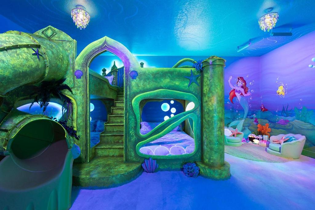 Cette chambre comprend un lit dans une chambre décorée sur le thème du poisson. dans l'établissement EC443 - Relaxing Hideaway with Private Pool and Spa, à Orlando