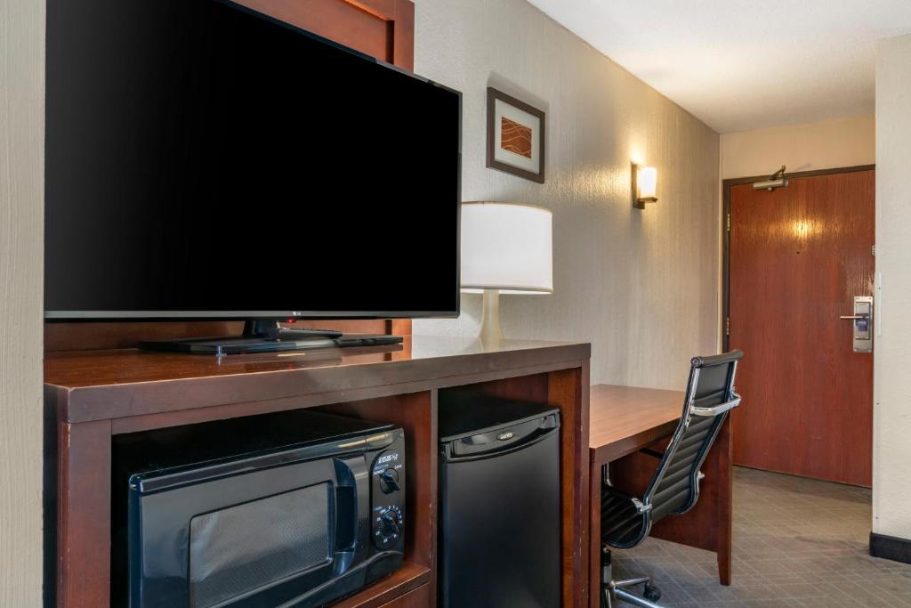 TV a/nebo společenská místnost v ubytování Comfort Inn University