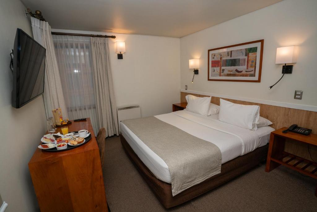 Postel nebo postele na pokoji v ubytování Hotel Don Luis Puerto Montt