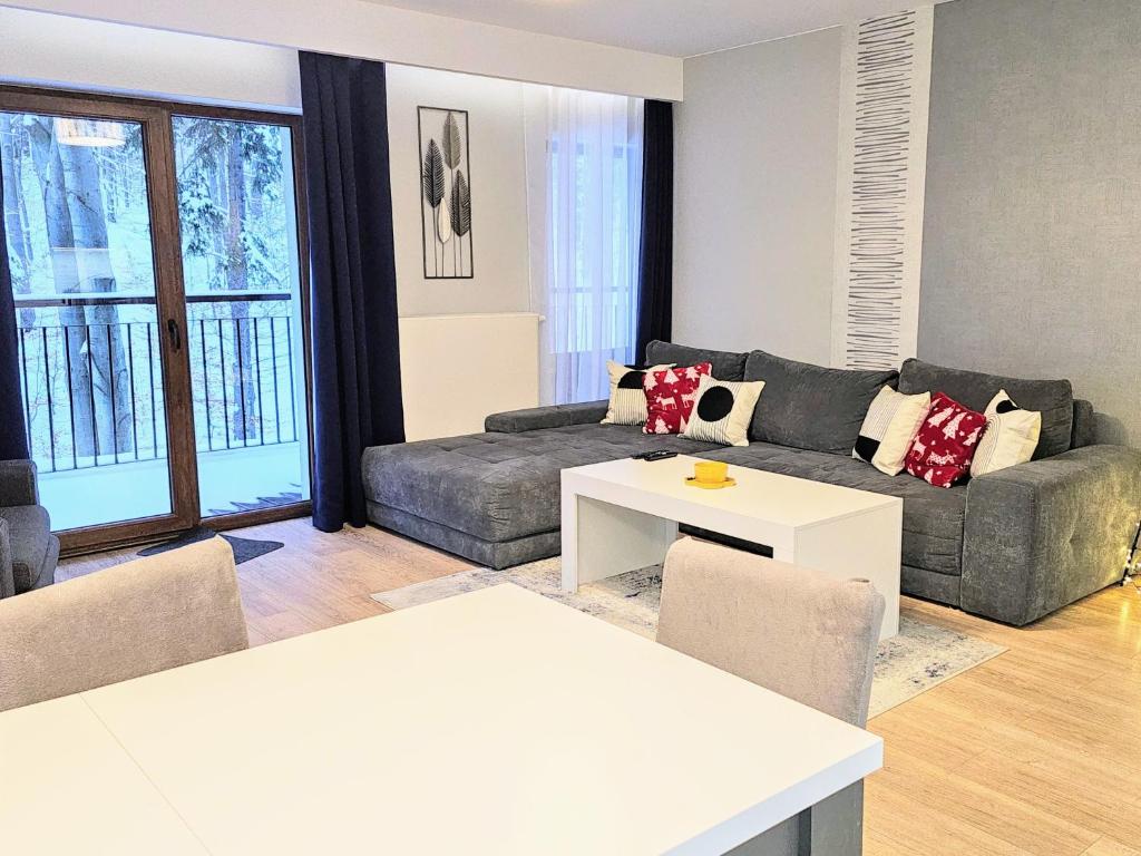 Posedenie v ubytovaní Apartament z pięknym widokiem na las