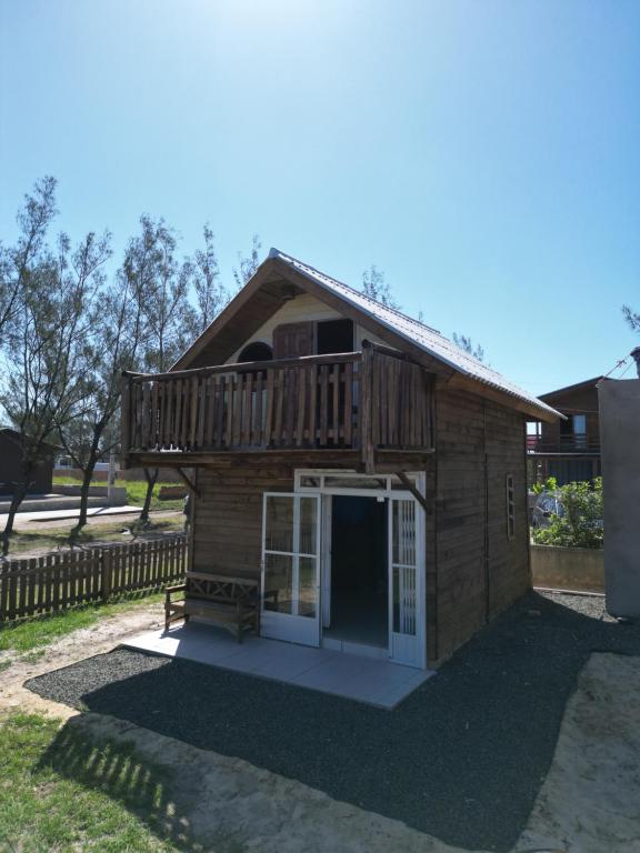 una casa con terraza encima en Chalé Mar a Vista Conforto e Pé na areia, en Arroio do Silva