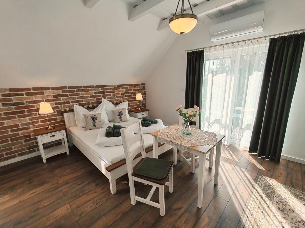 um quarto com uma cama, uma mesa e um sofá em Elisoria Superiors em Cserszegtomaj