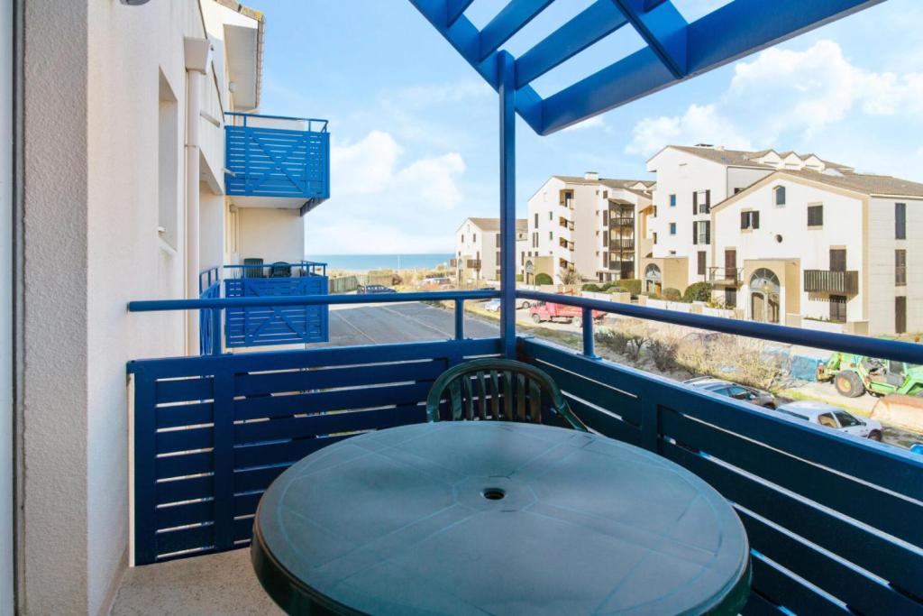 d'un balcon avec une table bleue et une vue. dans l'établissement Résidence Bleu Marine - maeva Home - Appartement 2 pièces 4 personnes Confort MAE-0708, à Lacanau