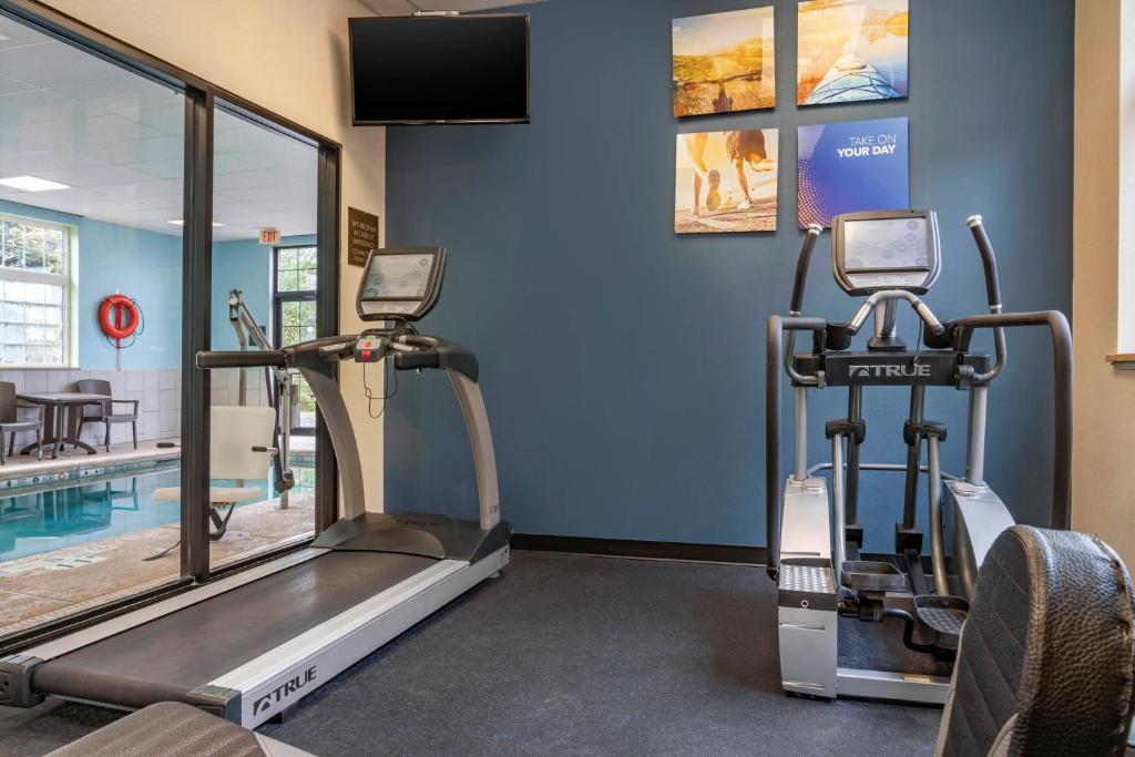Fitness centrum a/nebo fitness zařízení v ubytování Comfort Inn University