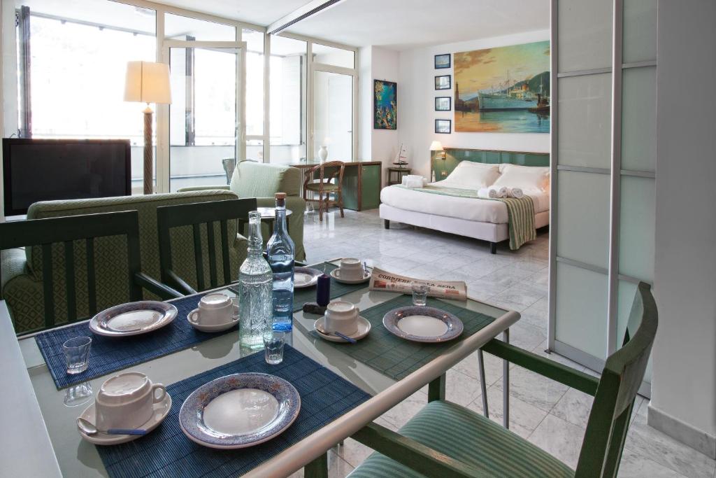 un soggiorno con tavolo e stoviglie di Acquario Genova Suite a Genova