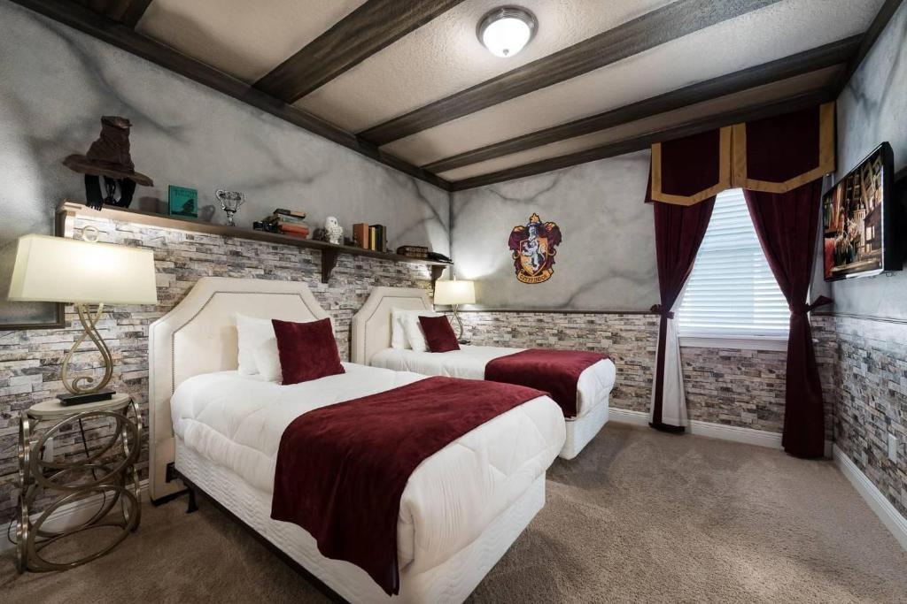 een slaapkamer met 2 bedden en een bakstenen muur bij EC464 - Incredible Villa with Themed Games Room at Encore in Orlando