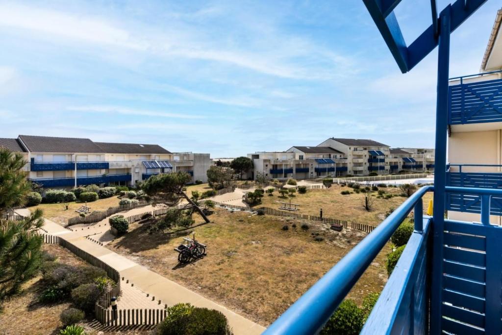 - une vue depuis le balcon d'un logement dans un complexe dans l'établissement Résidence Bleu Marine - maeva Home - Appartement 2 Pièces 4 Personnes - Confort MAE-0547, à Lacanau