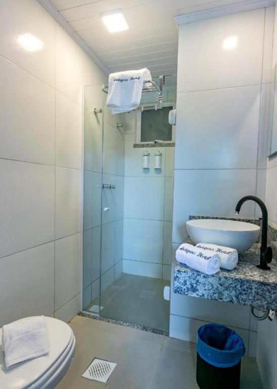 Vannituba majutusasutuses Apartamento com garagem no Centro de Guaramiranga