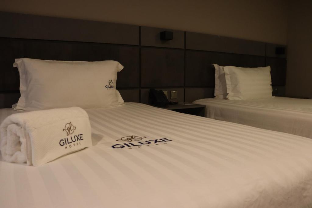 Postel nebo postele na pokoji v ubytování Giluxe Hotel